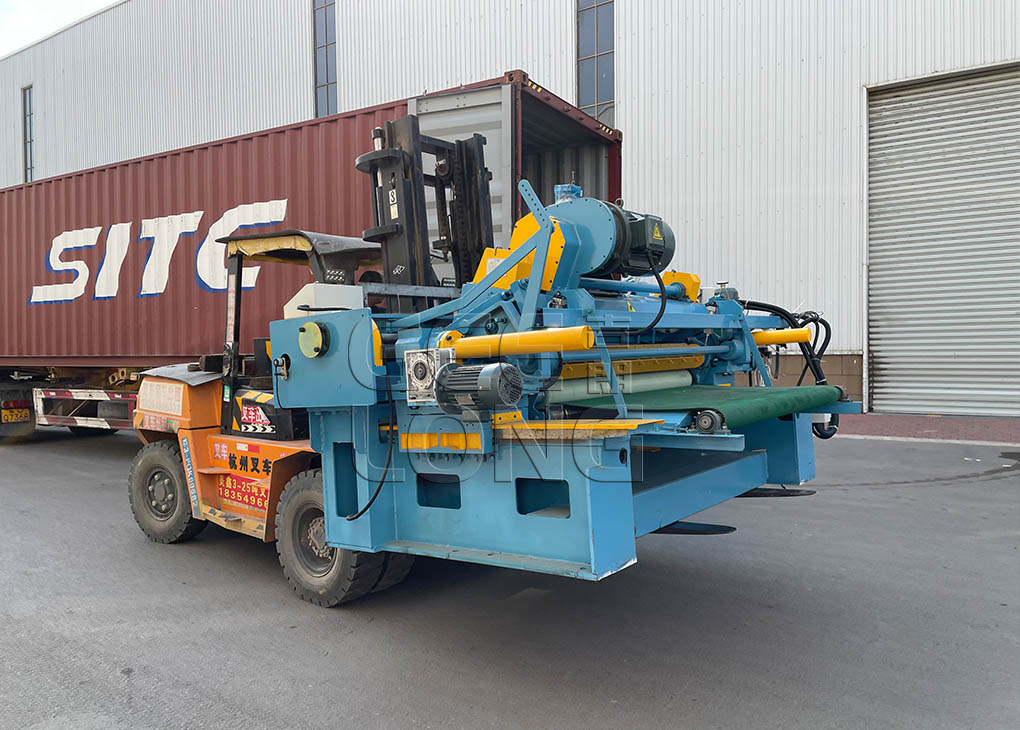 China GEELONG mengekspor mesin pengupas veneer tugas berat 5 kaki dan forklift merek 3T HELI ke Indonesia