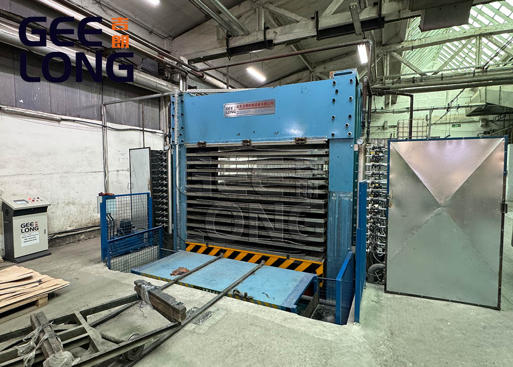 Mesin Press Panas Kayu Lapis China BERKUALITAS TINGGI GEELONG