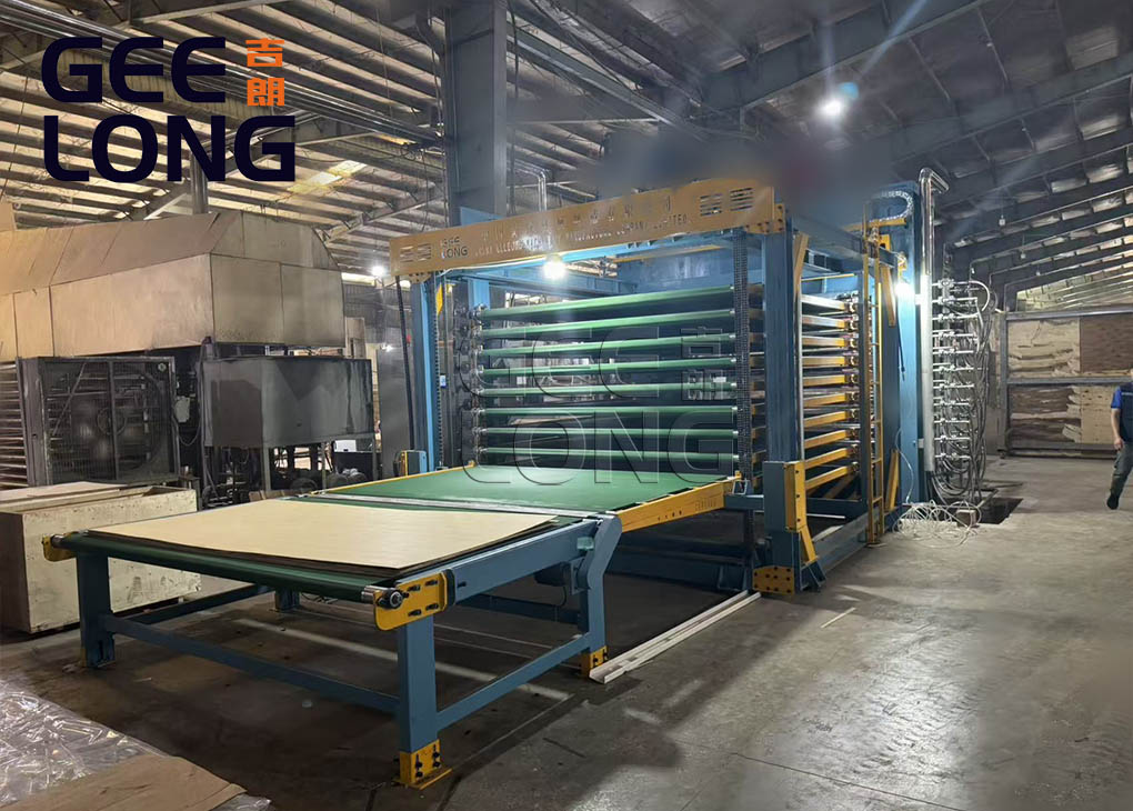 Mesin press panas kayu lapis berlapis film semi otomatis dipasang di Vietnam