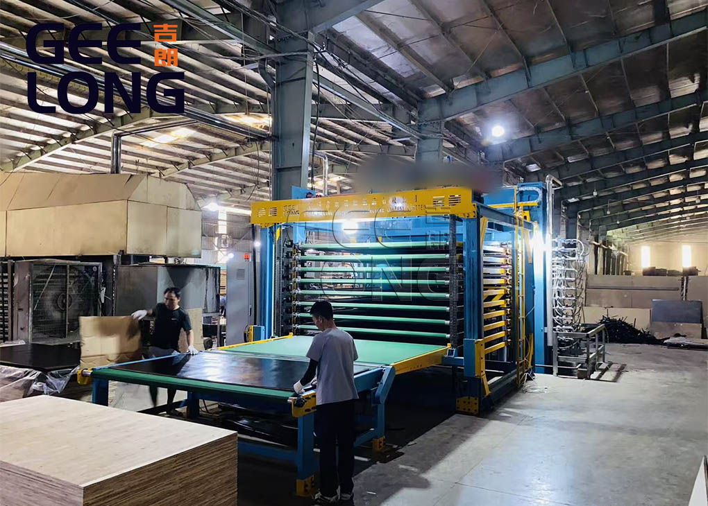 Mesin press panas kayu lapis berlapis film semi otomatis dipasang di Vietnam