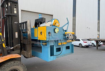 China GEELONG mengekspor mesin pengupas veneer tugas berat 5 kaki dan forklift merek 3T HELI ke Indonesia