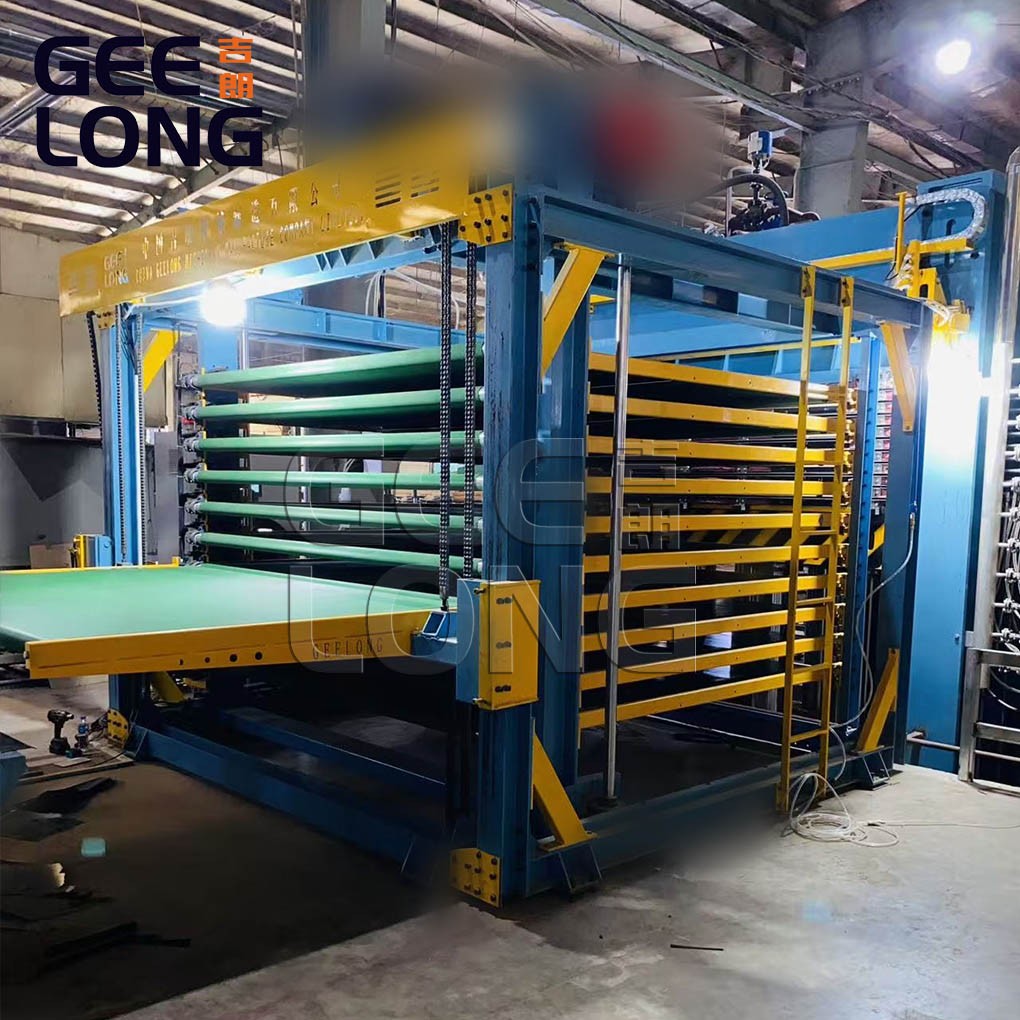 Mesin press panas kayu lapis berlapis film semi otomatis dipasang di Vietnam